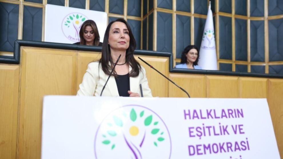 j12jiyan371's tweet photo. Tülay Hatimoğulları, 

“Toplumun farklı kesimleri, herkes artık İmralı'ya gidebilmeli ve Sayın Öcalan'la görüşebilmeli. Heyetimizin son İmralı ziyaretinde oluşan mutabakat olduğu gibi yasaya yansımalı.” https://t.co/tUhc18du5D