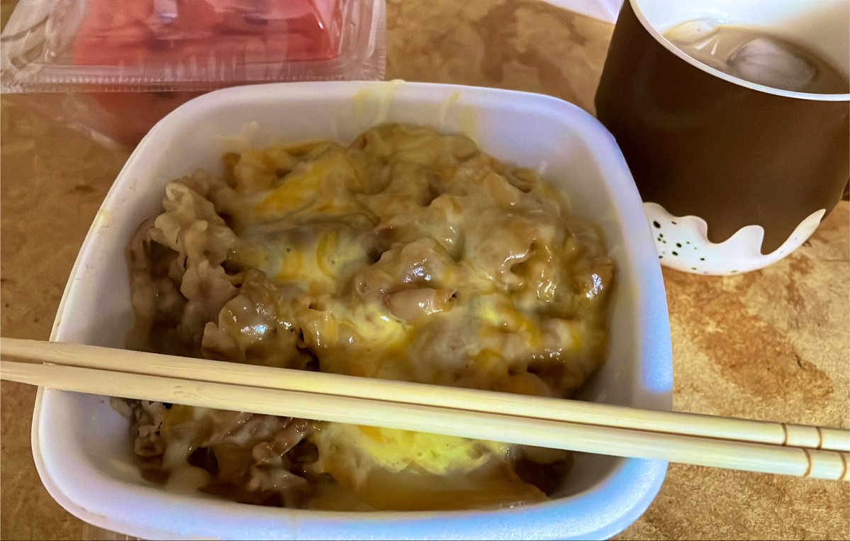 Aidpdq's tweet photo. チー牛たべる！！！✊✊おなかすいた！
机汚いのは許して！！！ https://t.co/ESJSLOgjvP