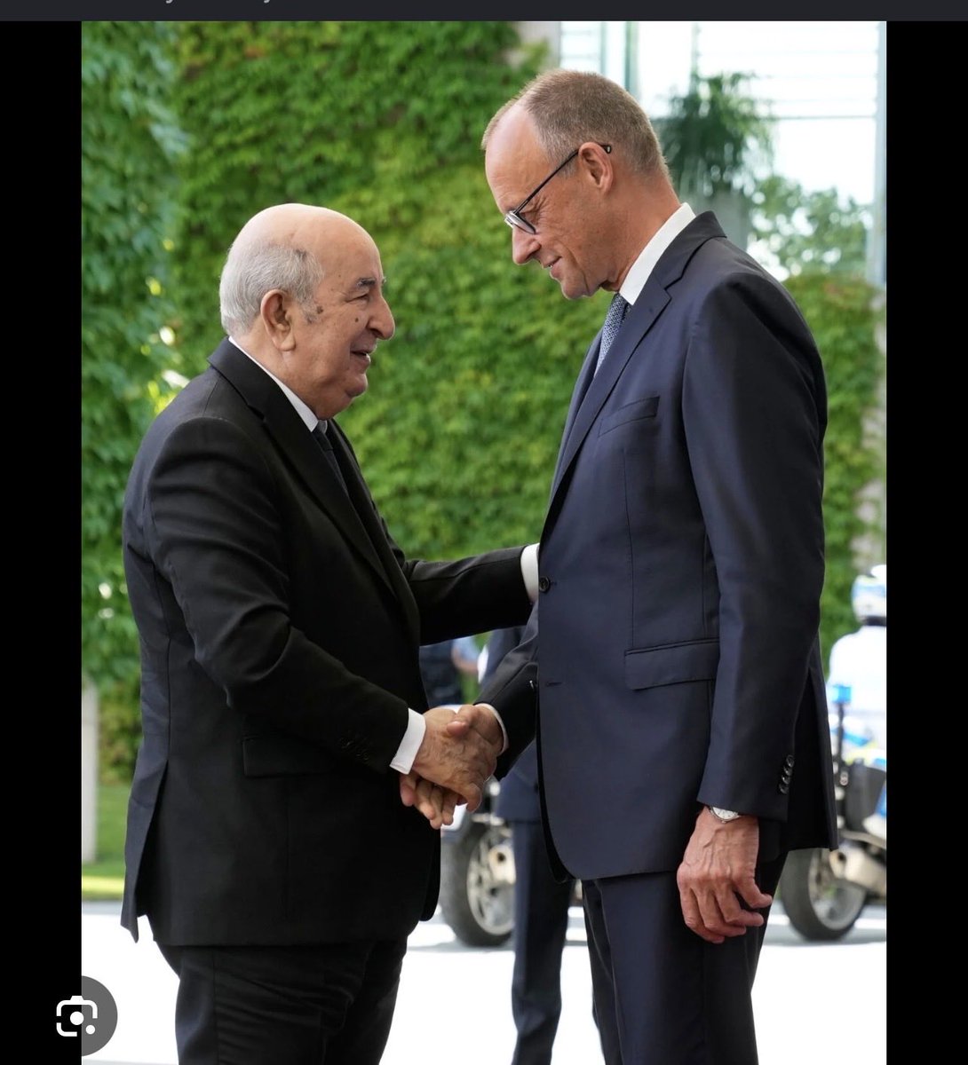D1ngazd1's tweet photo. @Fukisramerde @cleocleopatra55 Tiens encore une fois c’est toi qui vend du gaz à une société israélienne elle prend 80% de ce qu’elle exploite et sonstrach 20% et toi le rsa en France et tu dis one two theee 😂😂😂 https://t.co/Es18lzlj0w