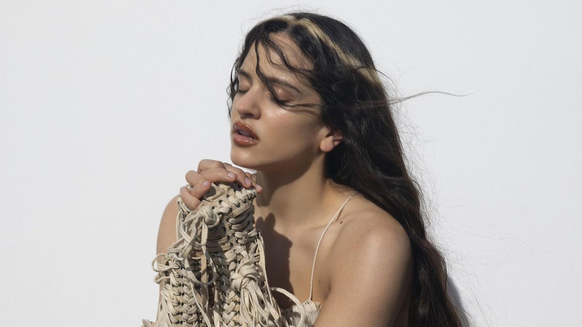 TEAMROSALIAVT's tweet photo. Rosalia es nominada a 5 categorías en los Premios Juventud:

- Artista Premios Juventud Femenina
- Mi Track Favorito (La Perla)
- Album del Año (LUX)
- Girl Power (La Rumba del Perdón)
- Mejor Tour (LUX TOUR) https://t.co/9lRRSqVNJ7
