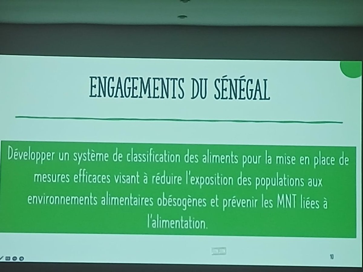 OMS_SENEGAL's tweet photo. 🚨 𝗩𝗲𝗿𝘀 𝘂𝗻𝗲 𝗿𝗲́𝗴𝘂𝗹𝗮𝘁𝗶𝗼𝗻 𝗿𝗲𝗻𝗳𝗼𝗿𝗰𝗲́𝗲 𝗱𝘂 𝗺𝗮𝗿𝗸𝗲𝘁𝗶𝗻𝗴 𝗱𝗲𝘀 𝗮𝗹𝗶𝗺𝗲𝗻𝘁𝘀 𝘁𝗿𝗮𝗻𝘀𝗳𝗼𝗿𝗺𝗲́𝘀 
📍À #Saly, l'@OMS_SENEGAL a  participé à la 𝟯ᵉ 𝗿𝗲𝗻𝗰𝗼𝗻𝘁𝗿𝗲 𝗱𝘂 𝗦𝗼𝘂𝘀-𝗖𝗼𝗺𝗶𝘁𝗲́ 𝗧𝗲𝗰𝗵𝗻𝗶𝗾𝘂𝗲 consacrée au développement du 𝗠𝗼𝗱𝗲̀𝗹𝗲 𝗱𝗲 𝗣𝗿𝗼𝗳𝗶𝗹𝗮𝗴𝗲 𝗡𝘂𝘁𝗿𝗶𝘁𝗶𝗼𝗻𝗻𝗲𝗹 𝗱𝘂 𝗦𝗲́𝗻𝗲́𝗴𝗮𝗹 🇸🇳(𝗠𝗣𝗡-𝗦𝗡), un outil scientifique destiné à guider la réglementation du marketing des aliments et boissons à faible valeur nutritionnelle auprès des enfants et des adolescents.
🔑 𝗔̀ 𝗿𝗲𝘁𝗲𝗻𝗶𝗿 :
1️⃣Encadrer le marketing des aliments et boissons riches en sucres, en sel et en graisses.
2️⃣ Elaborer un modèle de profilage nutritionnel adapté aux réalités du Sénégal.
3️⃣ Freiner la progression du surpoids, de l'obésité et des maladies non transmissibles.
En accompagnant ce processus, l'#OMS soutient l'élaboration d'un modèle fondé sur les données probantes, adapté au contexte sénégalais et aligné sur les recommandations internationales.

𝗗𝗲𝘀 𝗰𝗵𝗼𝗶𝘅 𝗳𝗼𝗿𝘁𝘀 𝗽𝗼𝘂𝗿 𝗹𝗮 𝘀𝗮𝗻𝘁𝗲́ 𝗱𝗲𝘀 𝗴𝗲́𝗻𝗲́𝗿𝗮𝘁𝗶𝗼𝗻𝘀 𝗳𝘂𝘁𝘂𝗿𝗲𝘀. 💪