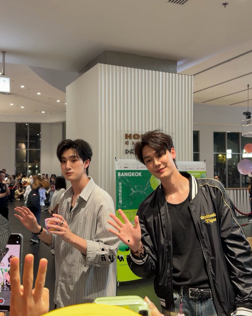 twenty2sep_'s tweet photo. ใครชอบใครก่อนไม่รู้ แต่ดูออกว่าชอบกัน
สารวัตรกับนักเขียน🫪🫪

DEWTEE FANSIGN 2026
#งานมหกรรมนิยายนานาชาติ2026xDewTee
#MrKillSeriesEP4 #dewtee https://t.co/PMzyvgXzjA