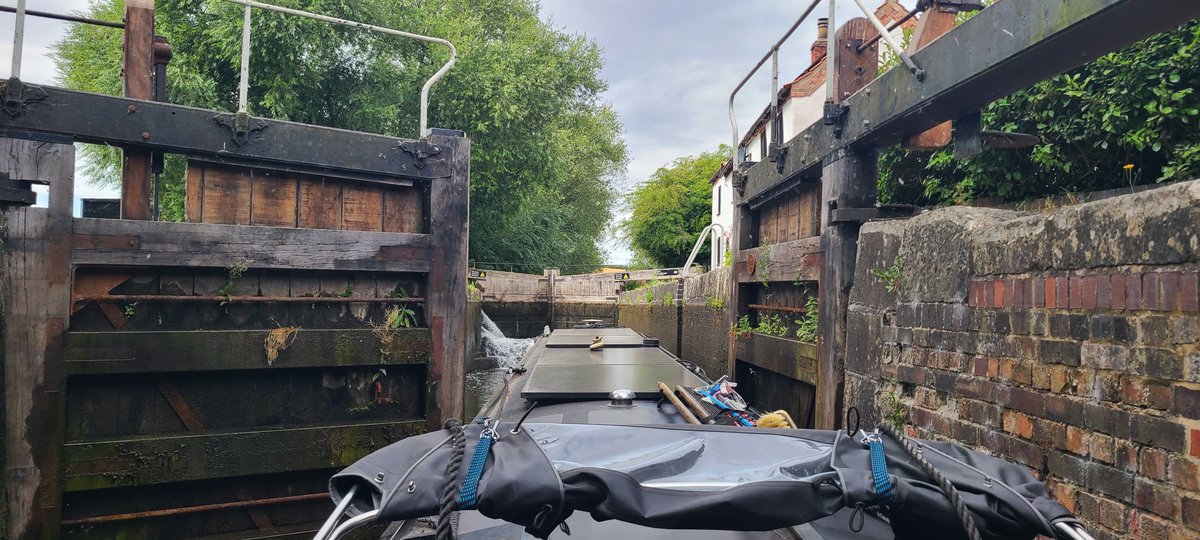 MarkLastMiner's tweet photo. TOdays cruise involved dealing with fallen tree blocking canal along with 6 miles & 2 wide locks.
Thankfully, another boater helped coming opposite direction, sawing enough off to pass 🤠👍
Very slow due shallow canal today just slightly over tickover
#MakeEveryDayCount https://t.co/KwpdKvDKsJ