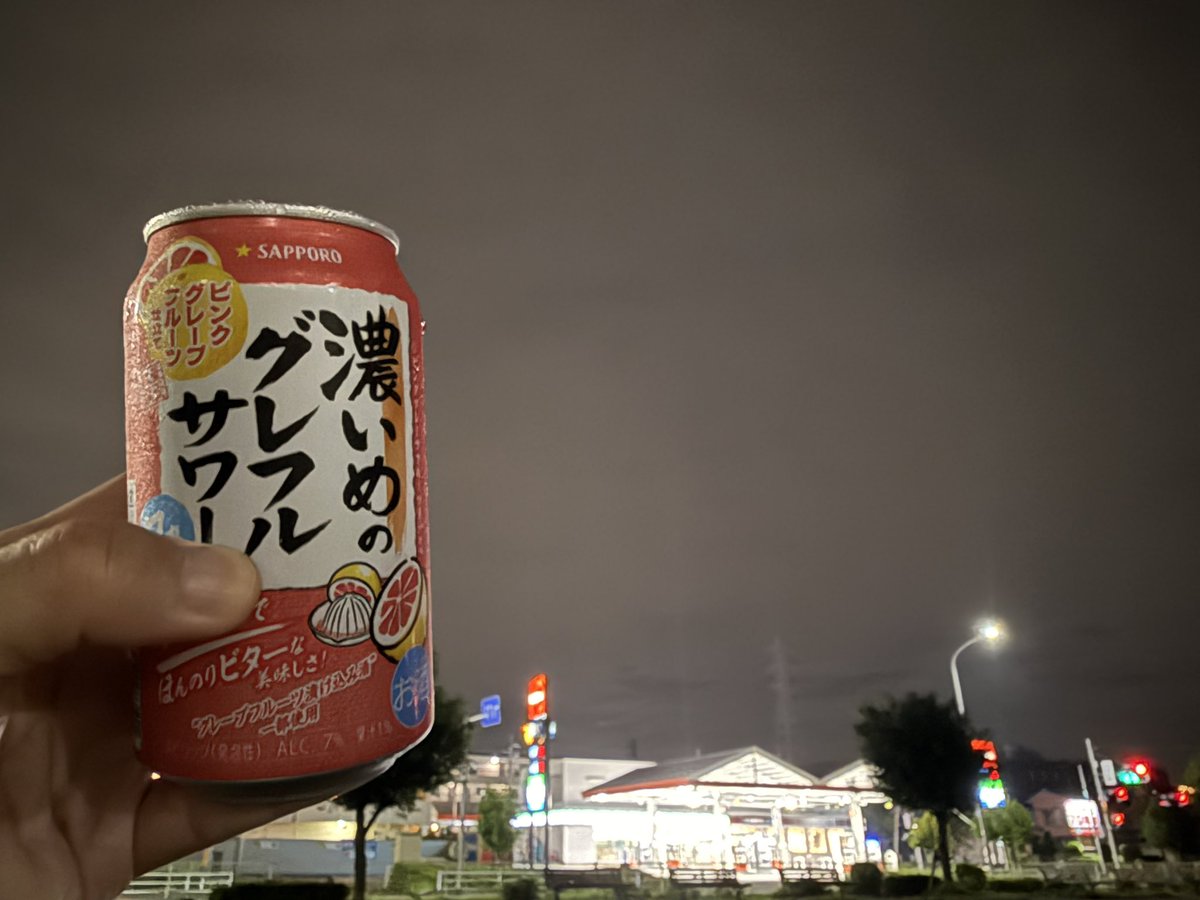 fsr1975's tweet photo. 10km以上歩いた時は呑んでもいい事にしてるけど、側から見たらしょっちゅう公園で呑んだくれてるおっさんなんだよな🥴 https://t.co/QgQcZvZI7q