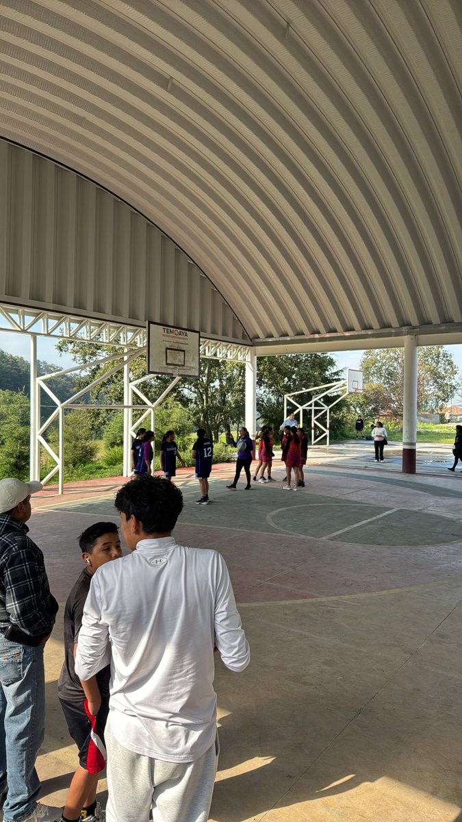 coach_sra's tweet photo. Aquí en un “Torneo Intermunicipal” en Temoaya, sin árbitros, sin hidratación, sin… sin…, pero con toda la actitud!!! Todo sea por el básquetbol 🏀 #FeriaPatronalTemoaya https://t.co/aj4BjGAuz6
