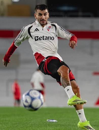 xaviercarp's tweet photo. El agente de Tobías Andrada es el mismo de Ángel Correa: Agustín Giménez. Director de Star Makers Agency, ligada a Bragarnik (Score Fútbol). También representa a De Paul y Thiago Almada. Bragarnik va fortaleciendo su oficina de negocios en el club con el aval de Di Carlo. #River https://t.co/8kwsbLfcnV