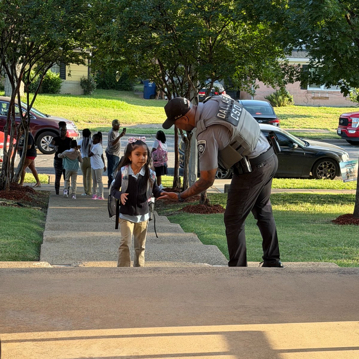 BrandiCrenshaw's tweet photo. Watching students walk through the front doors with smiling faces and excited conversations, you can feel the excitement of a brand new school year at J.N. Ervin ES! 

It's going to be a great year of learning, growth, and Jaguar Pride. Welcome back!

#BackToSchool #DallasISD https://t.co/bnTjeeJ16f