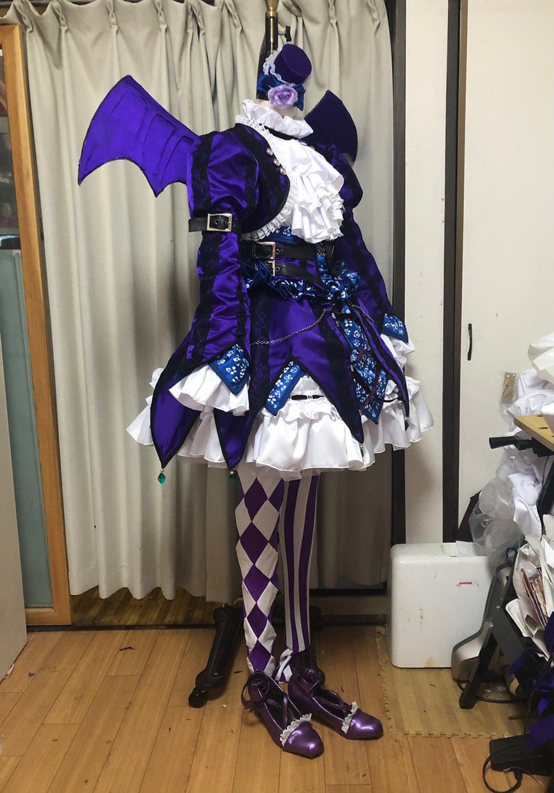 prismcandystars's tweet photo. ゴスマジックコーデの２着目でが、１着目をみた女子中学生の子がプリズムさんのが欲しいとお母様に相談されたみたいたで
お母様からメールがきました。
そして見積もり金額を提示したのですが、すぐに依頼します！となり売買契約書を作成しようとして見積もりを一桁間違えてることに気が付きました。
慌てて、、申し訳ないのですが
私のミスで一桁間違えてました。今回はなかったことにしてください
　一桁違うということは10倍ということですね？
主人に相談してから改めてメールさせていただきます。

夜
ぜひぜひ依頼させて頂きたいです。そりゃそれくらいしますよね。

ということで製作させて頂きました。
納品後はトルソーを購入されて
娘さんか着ないときはリビングに飾り鑑賞しご家族で楽しんでいただいたようでした