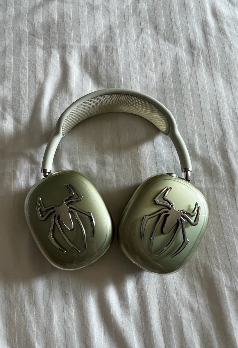 APRILMESCUDI's tweet photo. in honor of spiderman week, here are my headphones🩶 https://t.co/VfUf7Q4zR7