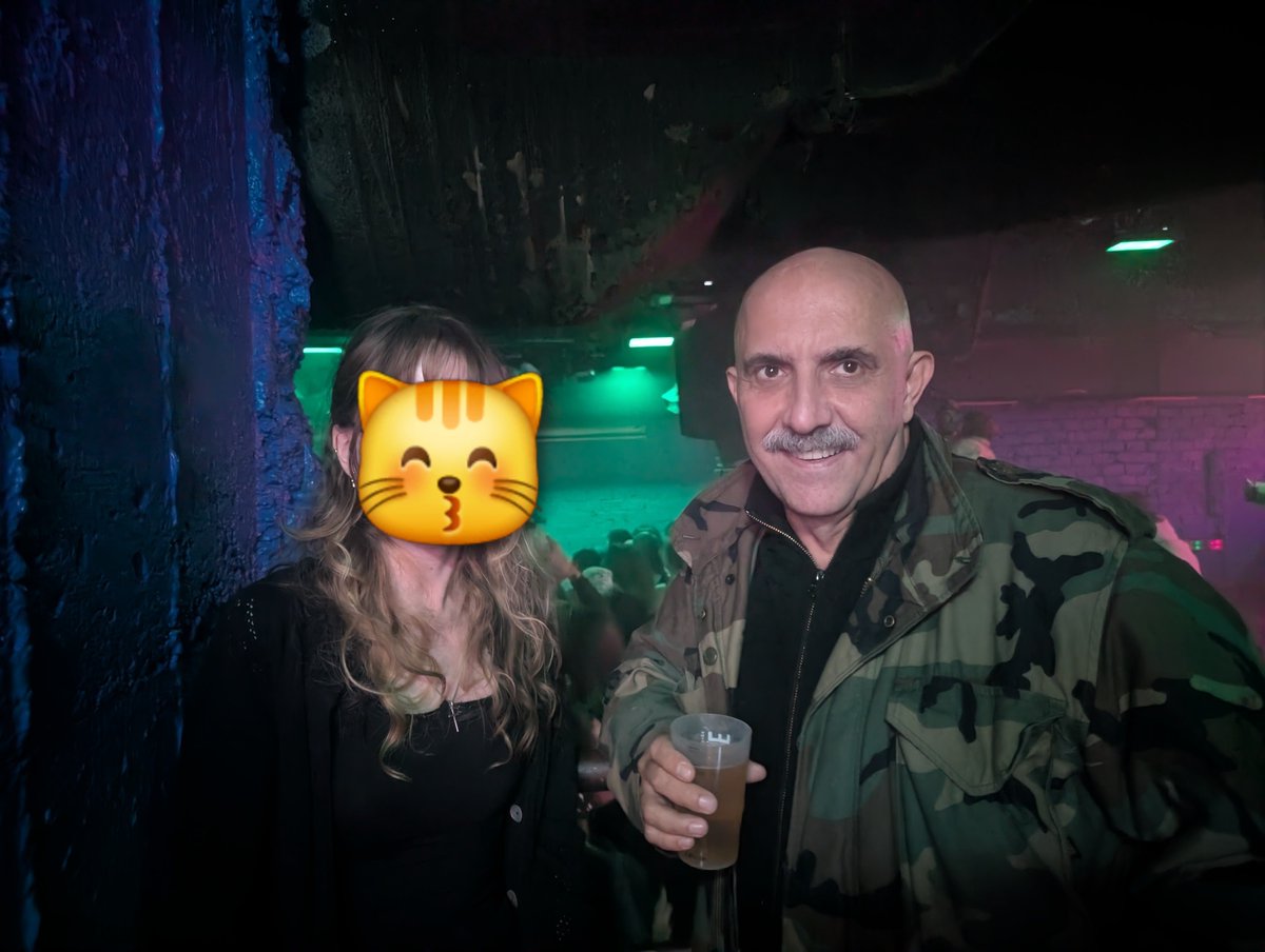 narcoquette's tweet photo. j'ai la mienne aussi (il était encore plus défoncé que moi) https://t.co/JKq9iRBeee