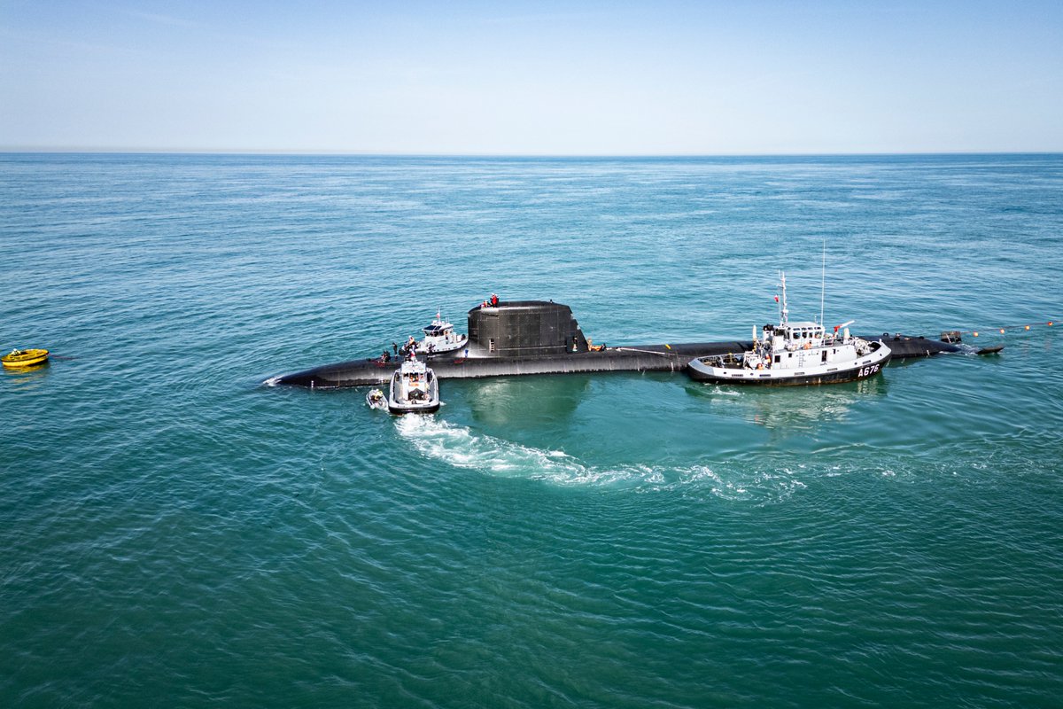 MarineNationale's tweet photo. #FOST | Cette semaine on parle de la FOST et de sa mission première : garantir la souveraineté maritime de la 🇫🇷. Ses moyens : 10 sous-marins (4 SNLE et 6 SNA)répartis en 2 bases navales. Au total 2200 sous-mariniers accomplissent avec fierté et humilité des missions hors normes. https://t.co/ejCbTVuf4a