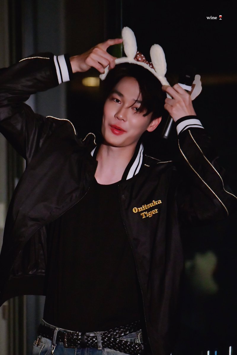 aperol_wine's tweet photo. ` 260728 🐶🍷

@dew_jsu #dew_jsu

DEWTEE FANSIGN 2026 
#งานมหกรรมนิยายนานาชาติ2026xDewTee https://t.co/gfwGsoc1E2