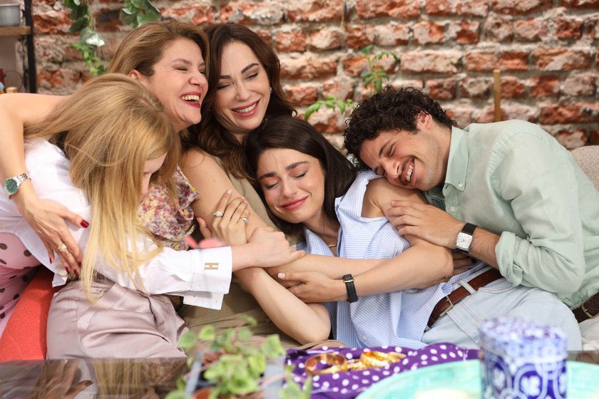 TvDunyasii's tweet photo. #MuhtemelAşk 7. Bölüm Özeti ve Kareleri:

Defne, Kadir'i unutabilmek için İstanbul'dan gitmeye karar verirken, kader ikisini bir kez daha aynı yola çıkarır. 

Birlikte çıktıkları beklenmedik yolculuk, bastırmaya çalıştıkları duyguları yeniden gün yüzüne çıkarırken, aralarına giren yeni bir isim Defne'nin hiç hesap etmediği bir kıskançlıkla yüzleşmesine neden olur. 

Öte yandan şirket cephesinde alınacak kritik kararlar tüm dengeleri değiştirirken, Selma ve Leyla'nın hamleleri Defne ile Kadir'in aşkını bir kez daha çıkmaza sürükler.

Aşkın, gururun ve kıskançlığın iç içe geçtiği bu bölümde yaşanacak sürpriz gelişmeler, Defne ile Kadir'i hiç beklemedikleri bir yüzleşmenin eşiğine getirecektir.