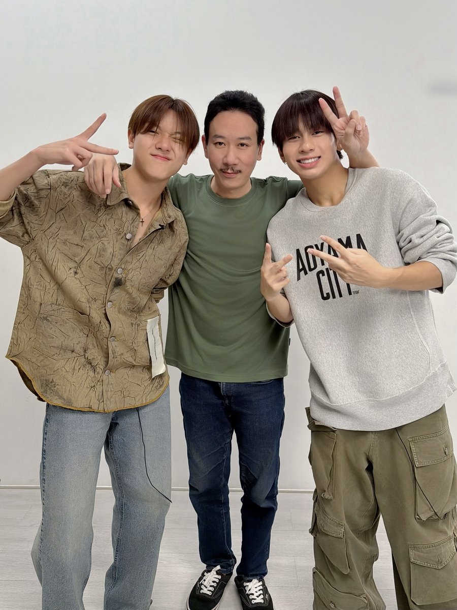 DICE_SONRAY's tweet photo. ขอบคุณเฮียเหว่ง #เทพลีลา ที่ชวนพวกเรา #JAYkansopon และ #CHEESEchayapol มาเป็นผู้ช่วยร้านชำในวันนี้ ลูกค้าอยากได้ blanket แต่พวกเรามี ‘ลองกอด (smoke)’ ก็อุ่นพอ ๆ กันค้าบบ ฝากลองกอดอุ่น ๆ จากพวกเราด้วยนะค้าบบ ⸜(｡˃ ᵕ ˂ )⸝♡ 🫂 

ตามไปดูเฮียเหว่งและลูกมือขายของกันได้ที่นี่เลยคับ!!
🔗 : https://t.co/FBWcGZ77Nm

#เฮียเหว่งร้านชำ 
#DICEBLUE_ลองกอด
#DICEBLUE
#DICE_SONRAY 
#SONRAYMUSIC