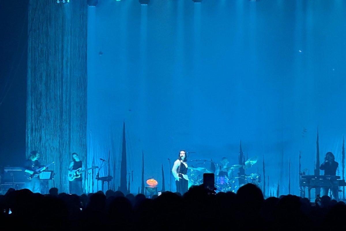 disk_one_'s tweet photo. Mitskiを初めて観た
フジロック(配信)ではちょっと高音が辛そうな曲もあったのですが、今日はコンディション良さそう
となれば、素晴らしい楽曲に素晴らしい演奏でとても良いライブだったに決まってるじゃあないですか！
#Mitski https://t.co/TEIeJmVy85