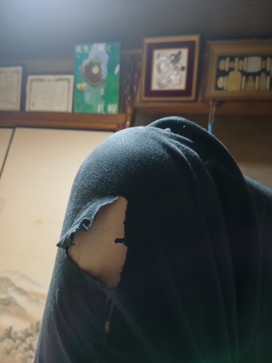 kiro8151's tweet photo. ズボン破けますた～～～～～😭 https://t.co/eP5oYqrdeH