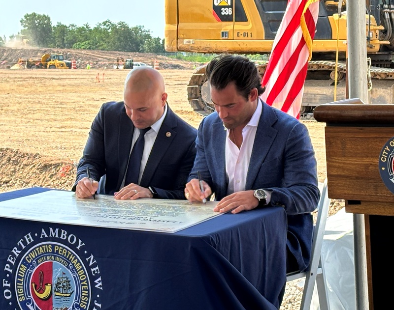 NewsByRENJ's tweet photo. From The Briefing: 7-28-26
#Kurv breaks ground on 471,000 sq. ft. #warehouse in #PerthAmboy, dedicates land for new #park, pad-ready #development #site
https://t.co/KmsBalbgrc
#NJ #TheDailyBriefing #RealEstateNJ #news #industrial #buy #sell #deal #commercial #CRE #NJCRE #RENJ https://t.co/nmpQUIRD4D