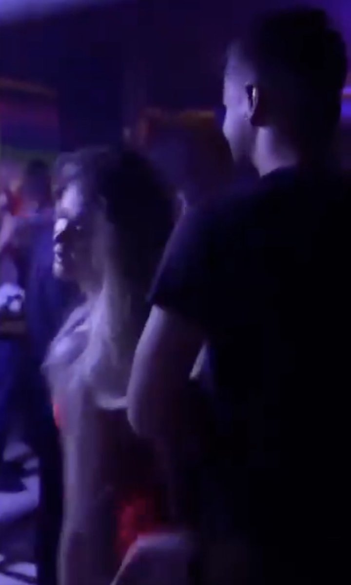 zcakir27's tweet photo. Ankara'da Tunalı Hilmi caddesindegi “Sixtiees" isimli gay Pub işletmesine yönelik “fuhuş için yer ve imkân sağlama” ve “müstehcenlik” iddiasıyla yürütülen soruşturma, mekanın müdavimleri nedeniyle ilginç yerlere varabilir!  
İşletmeye ve şüphelilere yönelik operasyonda elde edilen dijital bulgular ve şüpheli beyanları üzerine, işletme sahibi Ceyhun Toker, mesul müdür Şenhan Şenel, işletme çalışanları Hayriye Bayazıdoğlu Toker, Fatih Akkoç, Ali Gültekin, Bayram Çelik ve Fuat Karakuş tutuklama istemiyle sevk gedildikleri nöbetçi Sulh Ceza Hâkimliğince tutuklanmıştı.
Ankara'da iş ve siyaset dünyasında tüm gözlerin operasyonda ele geçirilen dijital verilerin içeriğine ve mekan kamera kayıtlarına çevrildiği konuşuluyor.