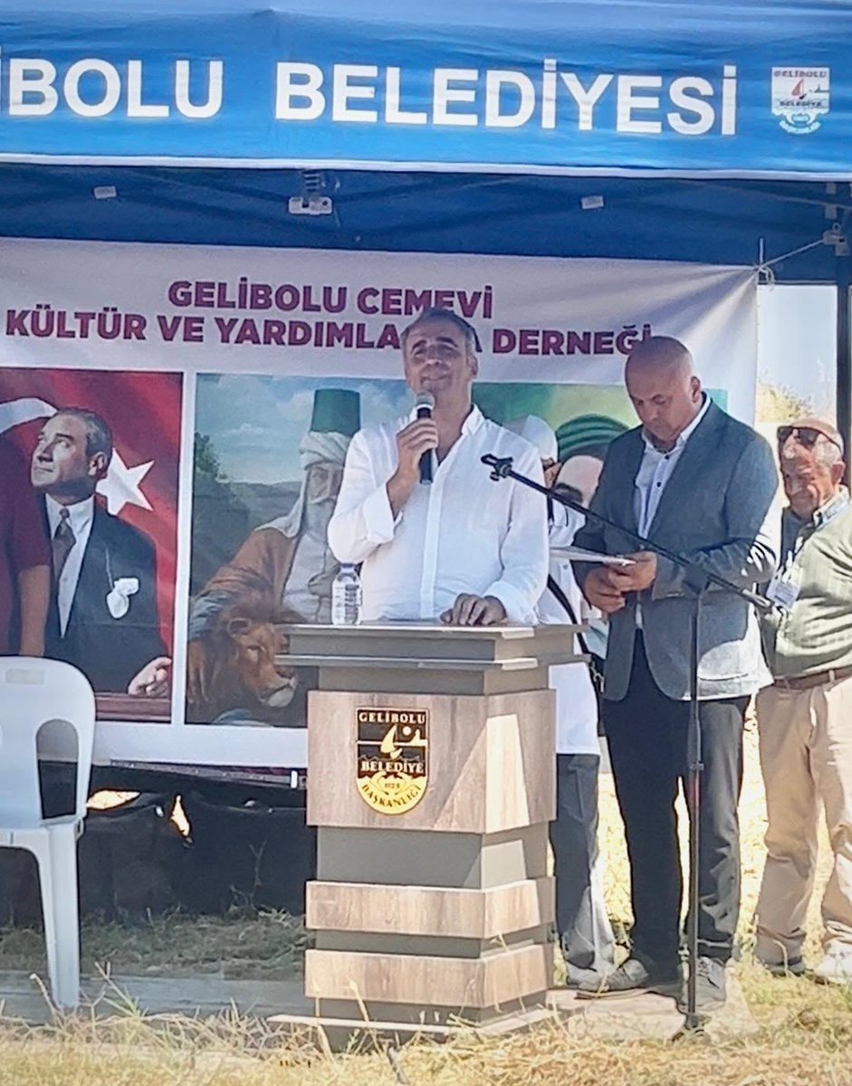 CelalFrt's tweet photo. Çanakkale Gelibolu’da yapımına başlanan Cemevimizin temel atma törenine;ADFE Genel Başkanı Zeynel Abidin Koç Dede ve federasyona bağlı kurum başkanlarımızla birlikte katılarak dayanışma dileklerimizi ilettik.

Cemevleri; inancımızın, kültürümüzün, ortak hafızamızın ve toplumsal dayanışmamızın yaşatıldığı, canlarımızı bir araya getiren ibadethanemizdir. Bir cemevinin temelinin atılması, yalnızca bir yapının inşasına başlamak değil; örgütlü biçimde bir araya gelerek yardımlaşmayı sağlamaktır.

Bu güzellikleri toplumumuzla buluşturan Gelibolu Cemevi başkanı Aynur Demirkaya ve yönetimine, Gelibolu Belediye Başkanı Ali Kamil Soyuak ve emeğiyle, dayanışmasıyla güç veren cümle canlara teşekkür ediyoruz. 

Cemevimiz Çanakkale Gelibolu’da yaşayan canların birlik, beraberlik ve dayanışmasına ışık olsun.

@PirHaberAjansi 
@SercemTV