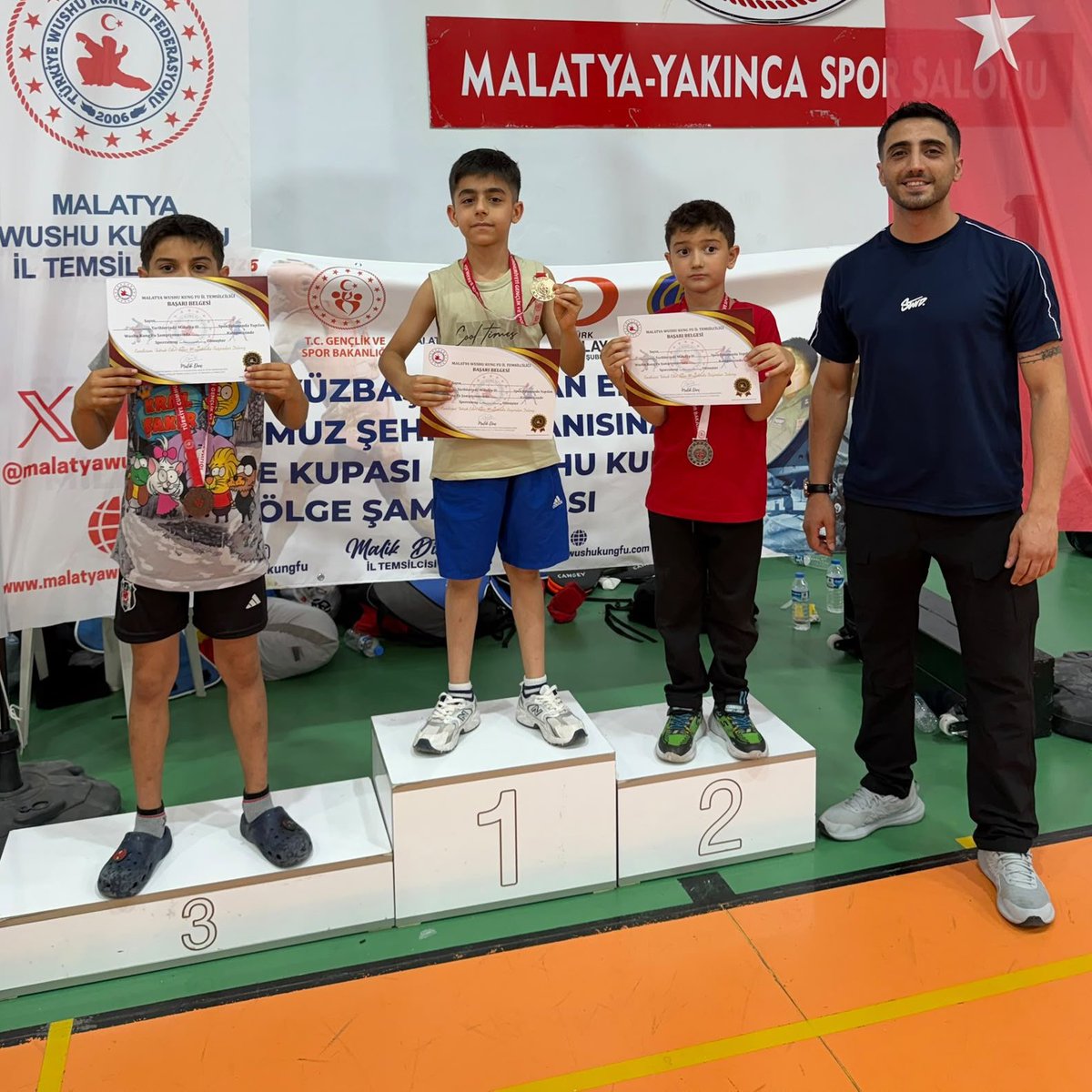 bingolbel's tweet photo. 📍 Belediye Yaşam Spor Kulübü

Malatya'da düzenlenen Milli İrade Kupası 5. Wushu Kung Fu Bölge Şampiyonasında Bingöl Belediye Yaşam Spor Kulübü sporcularımız önemli başarılara imza attı. 🥋🏅

🥇 Berhan Akarbulut – Gençler Kategorisi Şampiyonu
🥇 Rüzgar Çibik – Minikler Kategorisi Şampiyonu
🥈 Emir Ali Yıldırım – Yıldızlar Kategorisi İkincisi

Sporcularımızı ve antrenörlerimizi gönülden tebrik ediyor, başarılarının devamını diliyoruz. 💙