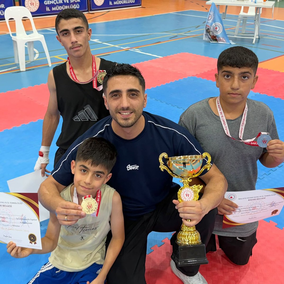 bingolbel's tweet photo. 📍 Belediye Yaşam Spor Kulübü

Malatya'da düzenlenen Milli İrade Kupası 5. Wushu Kung Fu Bölge Şampiyonasında Bingöl Belediye Yaşam Spor Kulübü sporcularımız önemli başarılara imza attı. 🥋🏅

🥇 Berhan Akarbulut – Gençler Kategorisi Şampiyonu
🥇 Rüzgar Çibik – Minikler Kategorisi Şampiyonu
🥈 Emir Ali Yıldırım – Yıldızlar Kategorisi İkincisi

Sporcularımızı ve antrenörlerimizi gönülden tebrik ediyor, başarılarının devamını diliyoruz. 💙