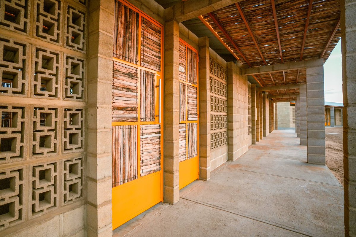 Mineducacion's tweet photo. Vinimos a entregar 7 colegios construidos en alianza con @fpiesdescalzos y @EAA_Foundation que dignifican los espacios de aprendizaje para nuestros niños, niñas, adolescentes y jóvenes. 🏫

Sin embargo, esta es solo una parte de la gran apuesta del Gobierno del Cambio por esta región históricamente olvidada. 🇨🇴