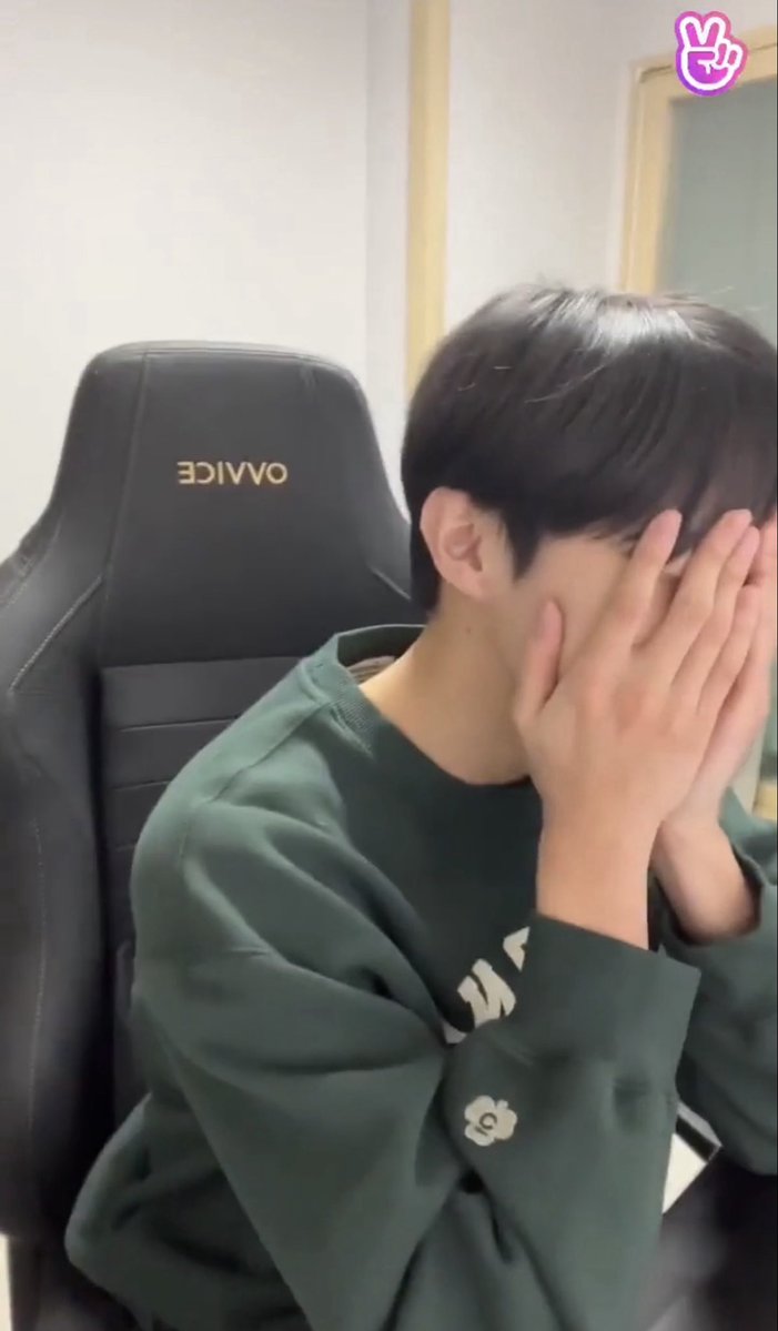 wooseokS2_'s tweet photo. 이때 김우석 스물일곱살이었는데 하는 말:
스물여섯인데 고등학생 역할한 게 기특하다고요? 여러분 그거 아세요?
중학생도 제안 와요……….

라고말하고 부끄러워서 본인손에파묻힘 https://t.co/WlbfbODZdB