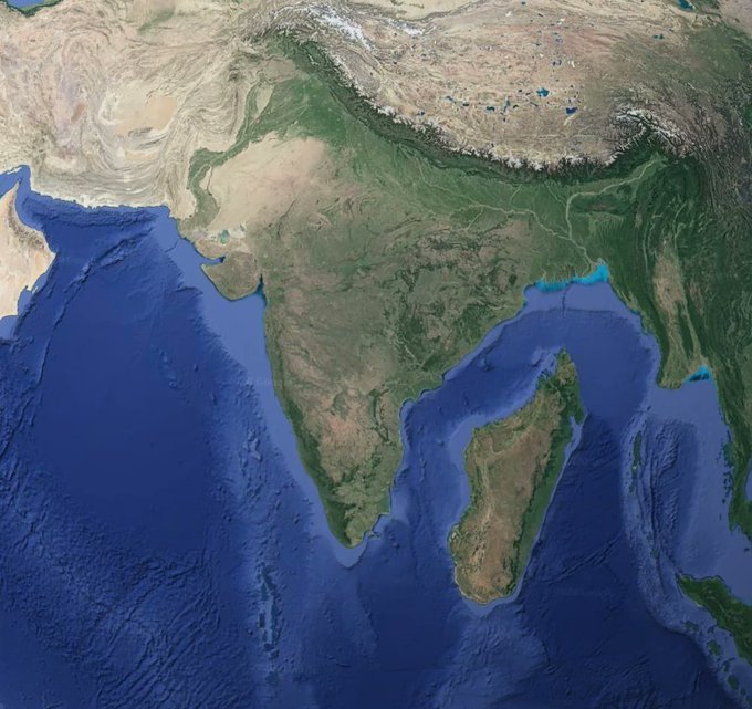 farihywrites's tweet photo. The scale of #Madagascar shown close to India. https://t.co/0NKNyswiWm