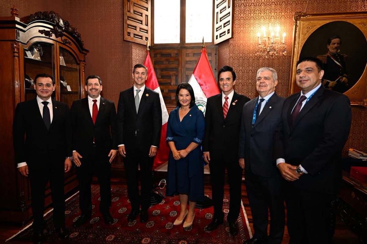 CancilleriaPeru's tweet photo. #TransmisiónDeMandoPerú 🇵🇪 | Perú y Paraguay renovaron sus históricos vínculos bilaterales en una reunión celebrada en Torre Tagle entre la presidenta electa @KeikoFujimori y el mandatario paraguayo @SantiPenap. Con la participación del Canciller designado, Carlos Espá, ambas autoridades revisaron los principales temas de la agenda común como la integración regional y la seguridad ciudadana.