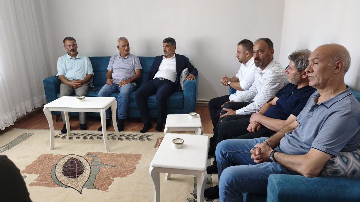 akemalayaz's tweet photo. Karakoyunlu İlçe Başkanımız Sayın Sönmez Polat'ın kıymetli kayınbiraderi merhum Ziyettin Akın'ın taziyesine katılarak acılarını paylaştık.
Merhuma Allah'tan rahmet, başta İlçe Başkanımız Sönmez Polat olmak üzere tüm yakınlarına sabır ve başsağlığı diliyoruz. https://t.co/NWSUUs9TwW