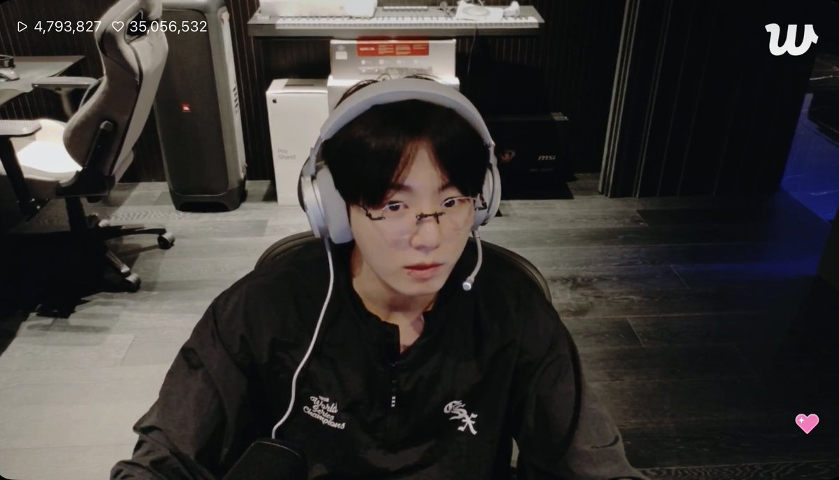 heesluvvrr's tweet photo. GREAT MORNINGGG I made it to Jungkooks live yesterday ANDDD IM SEEING ENHA TODAY I’m superrrr exciteddd https://t.co/SqcrhzfVKL