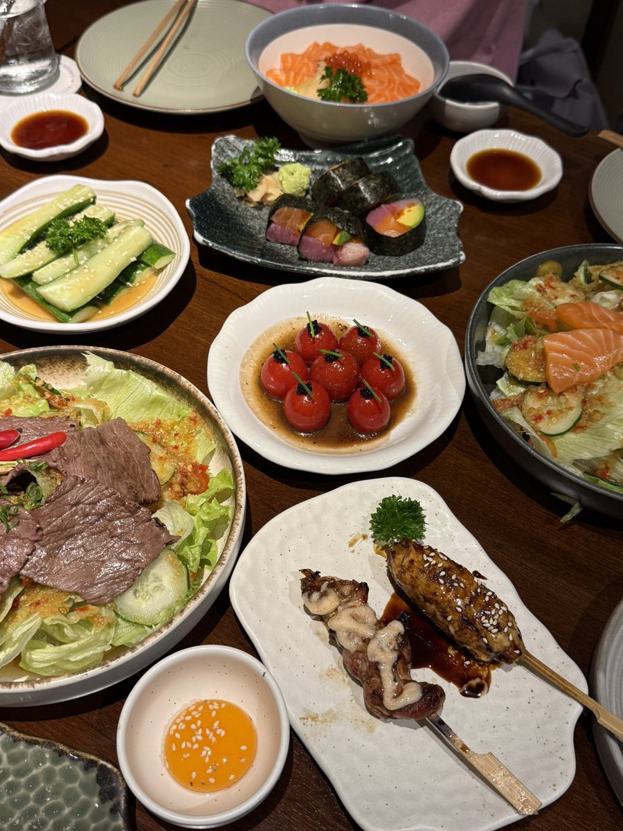 itsoiboy's tweet photo. มื้อนี้เจริญอาหาร 3ล้านเปอร์เซ็น 🥹💗

🍱 ร้าน KUSA japanese restaurant 
ที่เชียงใหม่ อยู่หน้าวัดเกตุ ต.ช้างม่อย

บรรยากาศร้านดี สไตล์ญี่ปุ่น รสชาติไม่ผิดหวัง เข้าถึงซิกเนเจอร์ มีเมนูเยอะมากกก

ต้องจองคิวล่วงหน้า ถ้า walk in ไปอาจจะเต็ม
อาหารรอไม่นาน #รีวิวเชียงใหม่ #เชียงใหม่ https://t.co/9Xj5uv8sxI