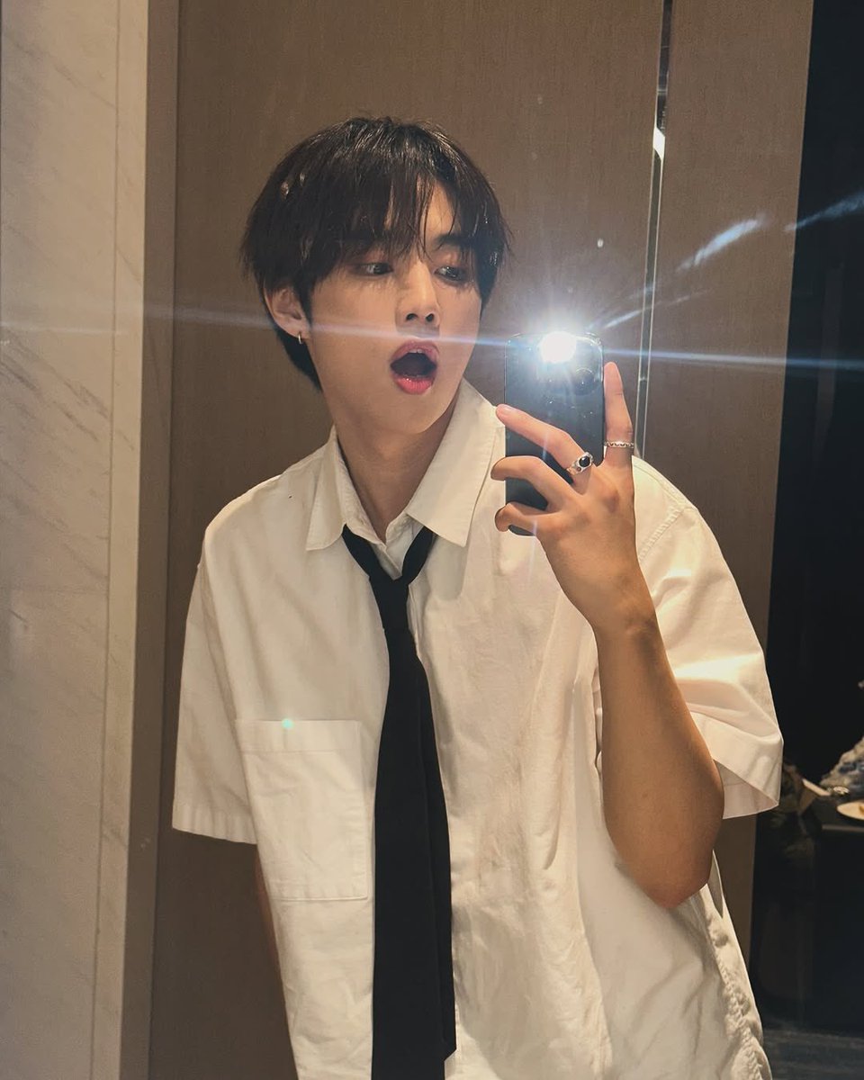 ixaminya's tweet photo. 재…교복… 재교복… https://t.co/00ZLrhMRF3