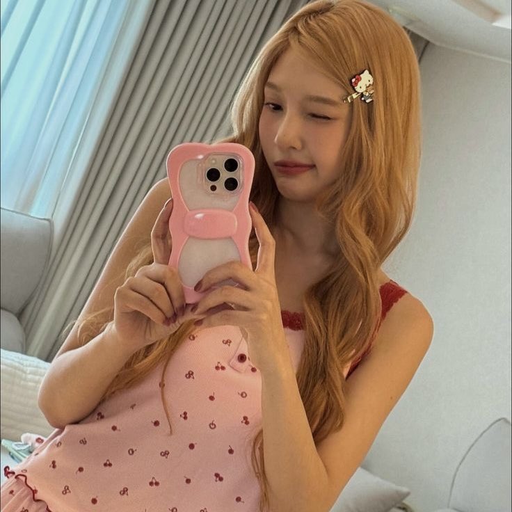 arinamoroll's tweet photo. i swear they’re twins https://t.co/QdUbrKSaKN