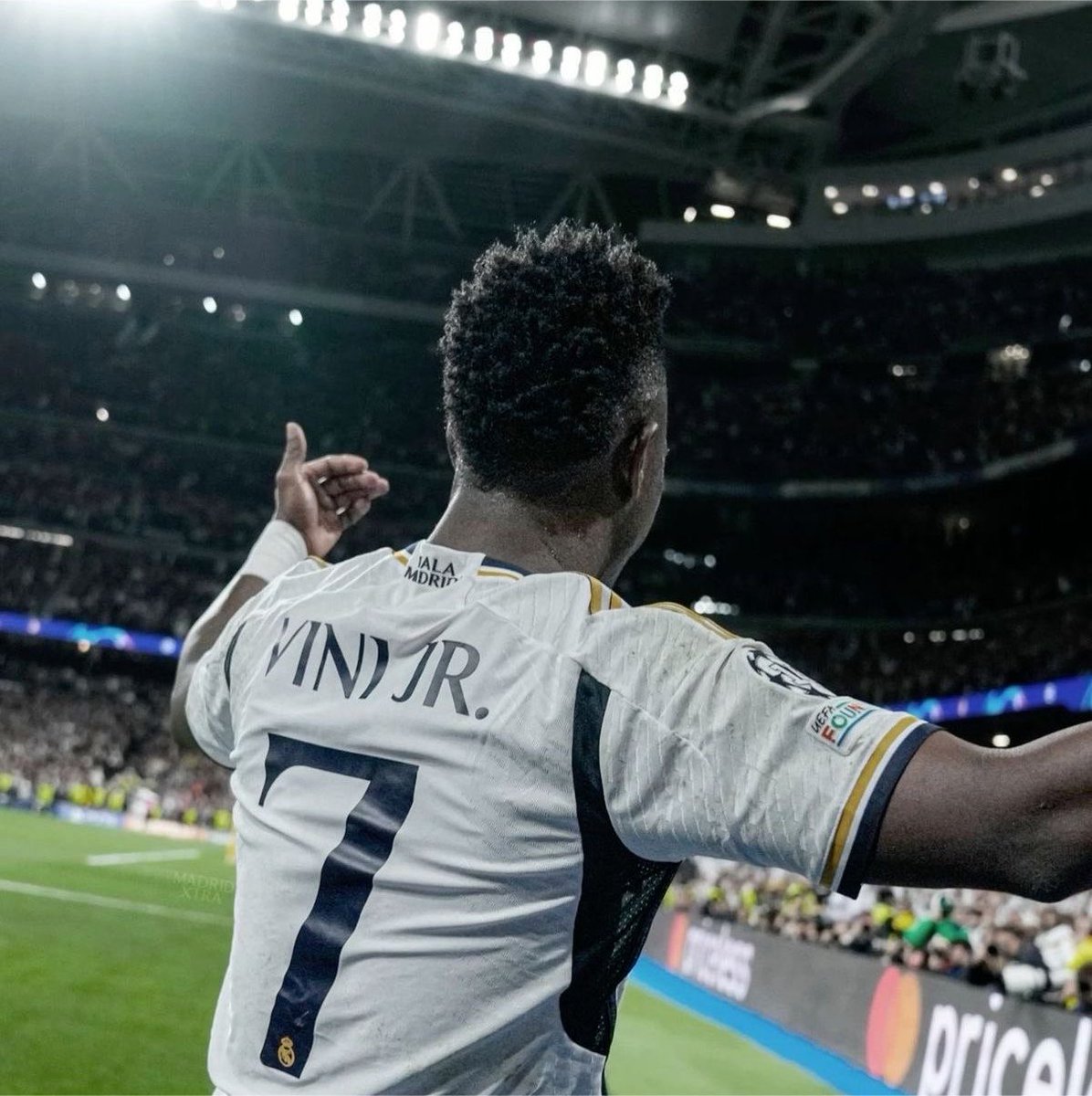 TransferBreak1's tweet photo. 𝐔𝐏𝐃𝐀𝐓𝐄 🚨🏴󠁧󠁢󠁥󠁮󠁧󠁿🇧🇷: Arsenal are PREPARING an OFFICIAL BID for Vinicius Jr. while Real Madrid have submitted a NEW contract to convince the Brazilian winger to stay.

• Arsenal see him as their top target 
• A transfer could cost at least £130m and BREAK Arsenal’ wage record https://t.co/UohgOFUCpj