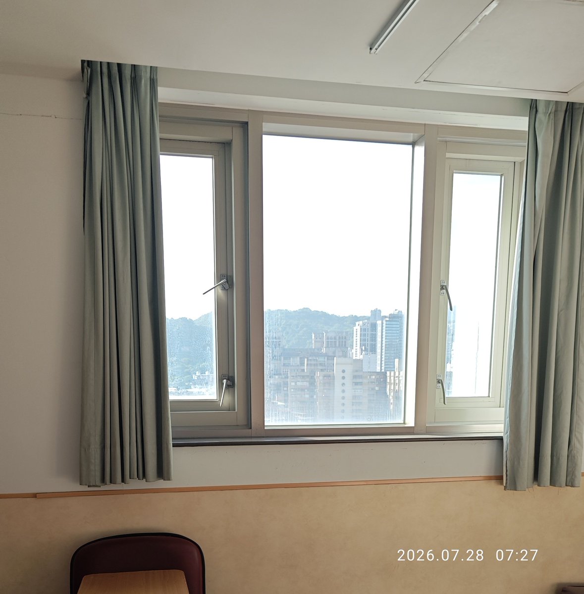 hagarener's tweet photo. 感謝大家關心！
昨日左側齒源性鼻竇炎微創手術，
今日快中午已出院。
回到家就直接睡了。
起床後吃完晚餐吃藥。

最近我就好好休養。

第一次住院手術，感嘆台灣的醫療服務真的很好，
醫生跟護士都是天使，他們工作真的很辛苦。
感謝有醫護人員日夜守護。 https://t.co/hz0yk07enj