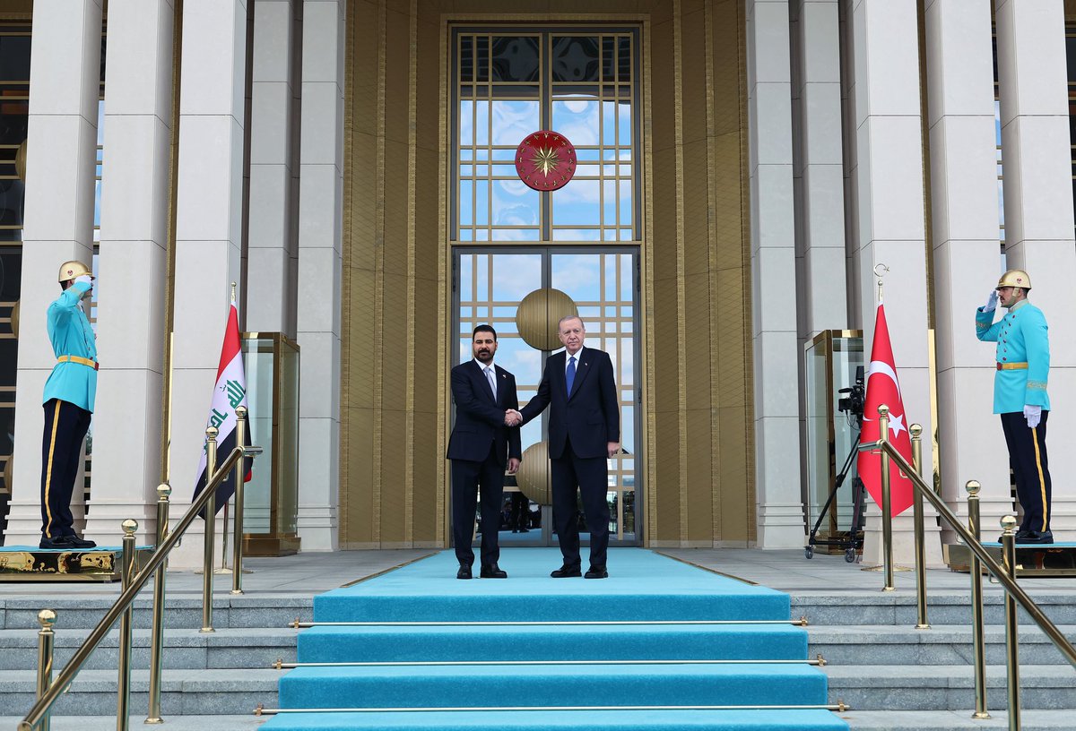 tcbestepe's tweet photo. Cumhurbaşkanımız Sayın @RTErdogan, Türkiye’ye resmî ziyarette bulunan Irak Başbakanı Ali ez-Zeydi’yi Cumhurbaşkanlığı Külliyesinde resmî törenle karşıladı. https://t.co/iD9jgAaecf