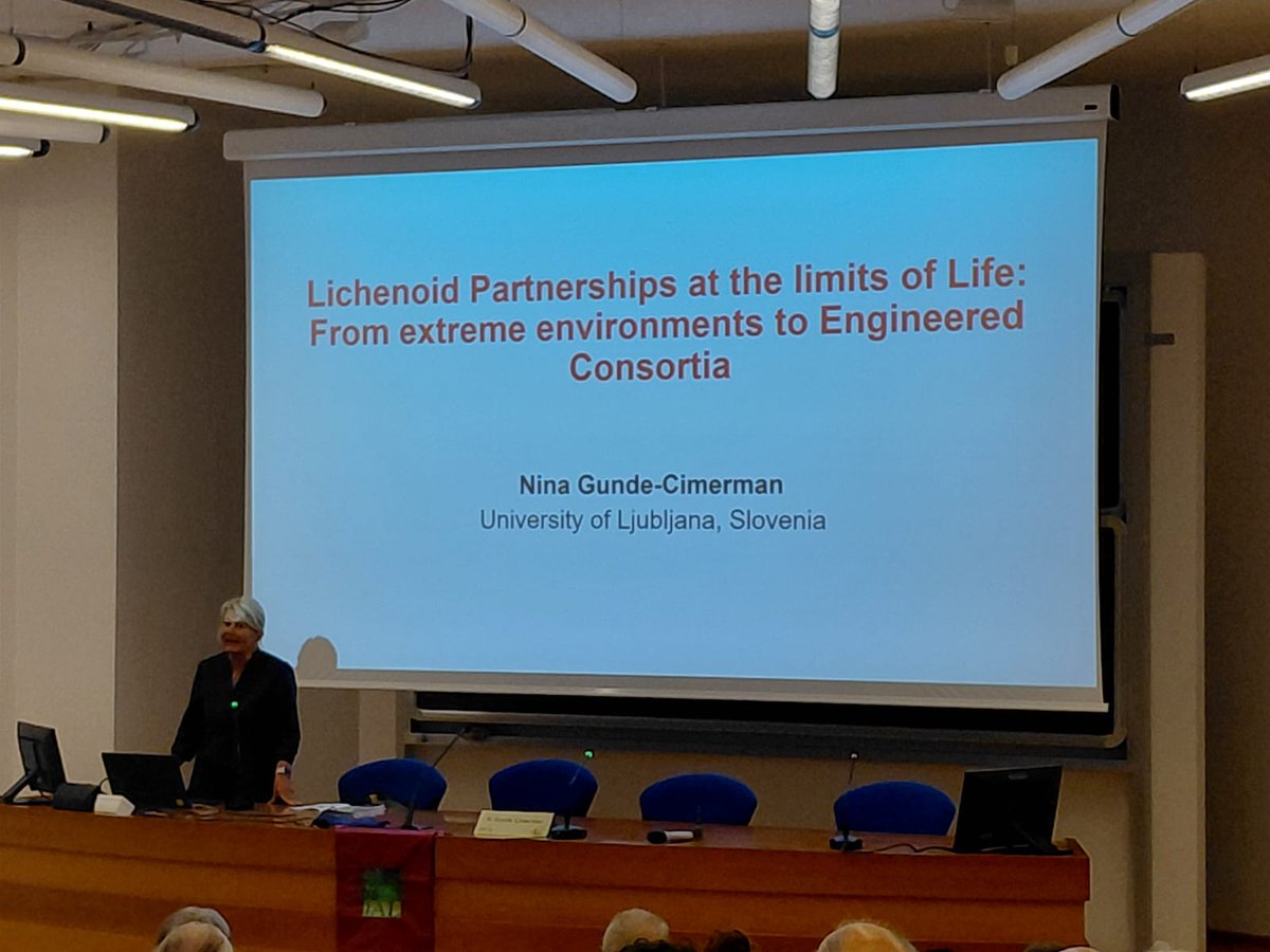 IAL_Lichenology's tweet photo. Why do organisms start living together? Is it simply to survive, or can partnerships create new opportunities?
In her keynote talk, Nina Gunde-Cimermann explored fungal–phototroph interactions in some of Earth's most extreme environments.
#Lichens #Symbiosis #IAL10Trieste #IAL10 https://t.co/KWsPwkpdlK