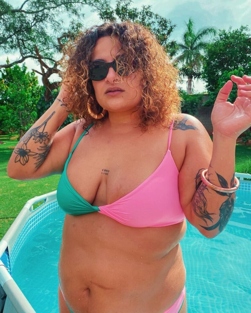 republiqueBRA's tweet photo. 🤰🏻📏 Alexandra Gurgel, uma das principais ativistas do movimento body positive, diz que quer emagrecer e afirma que só agora se sente segura para perder peso devido ao avanço das canetas emagrecedoras:

🗣️ "Eu quero emagrecer. Isso sempre foi uma questão. Sempre quis emagrecer durante a minha vida toda [...] A militância é exaustiva."