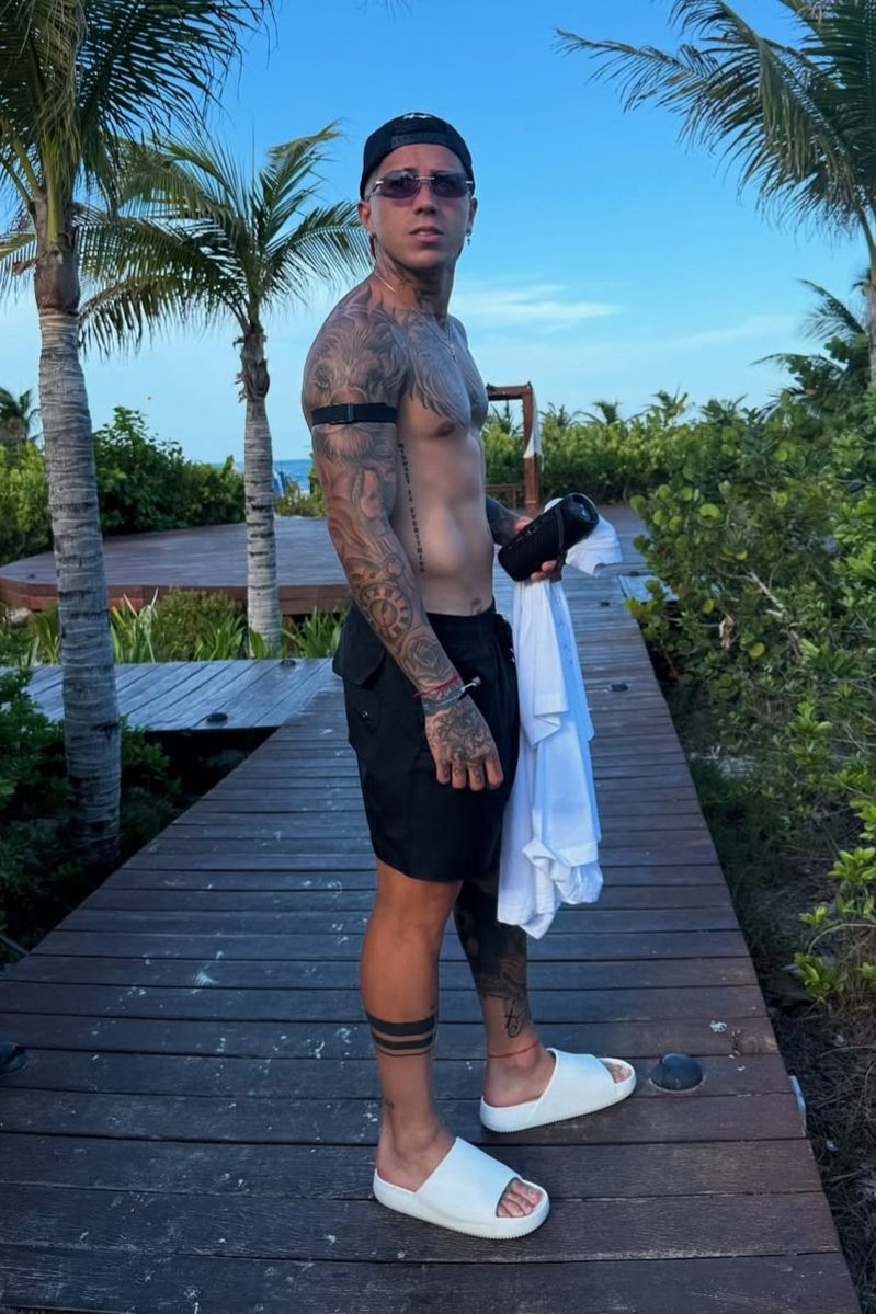 Gaabanaa's tweet photo. Julian y Enzo no se van juntos de Vacaciones porque el mundo no esta preparado para verlos a los dos así caminando por una playa https://t.co/dhZvzcMHXM