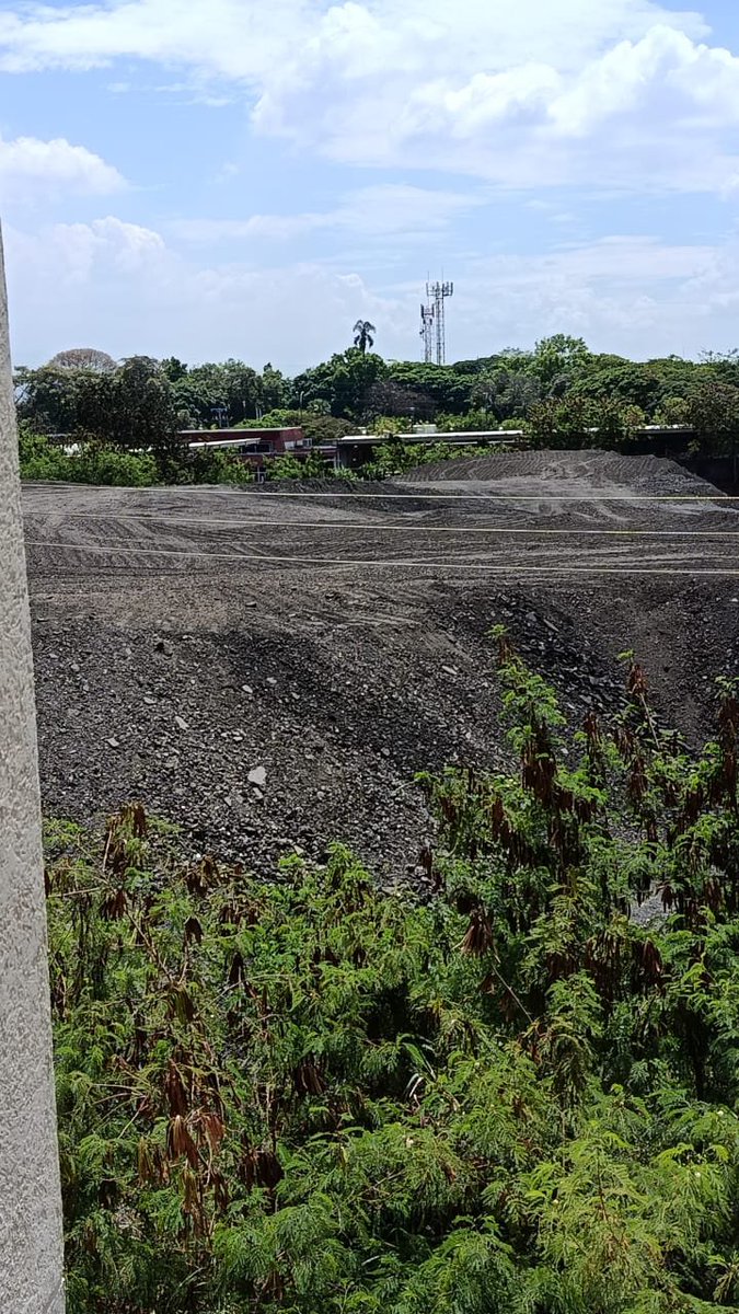 GILBERTANDRESC1's tweet photo. @elpaiscali @ElTiempoCali @DagmaOficial @AlcaldiaDeCali Los lotes que rodean el barrio la nueva base se han convertido de un espacio las 24 hrs para tirar escombros. Contaminación e impacto ambiental es la nueva cara y nadie hace control a pesar de las denuncias oficiales. https://t.co/Lg6o21TouN