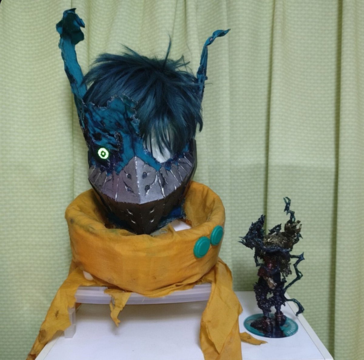 BRAVE9518's tweet photo. 黒デクのコスただしまっておくのももったいないのでマスクは飾っておく。またいつか使う日まで https://t.co/OUY42qdjjQ