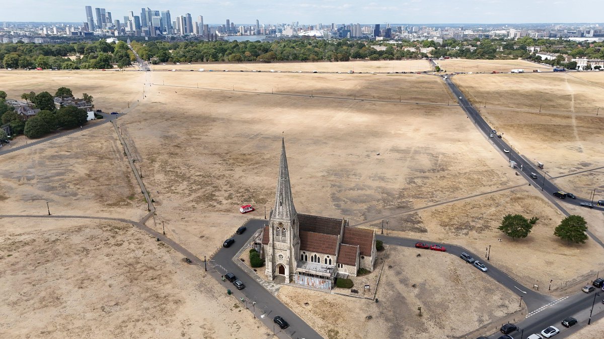 Alamy_Editorial's tweet photo. The parched grass of Blackheath in London. Heat health alerts have been upgraded to amber in some areas of England as the fourth heatwave of the year looms and parts of the country struggle with persistent dry weather.  

Image ID: 3F4E212/Yui Mok/PA Wire https://t.co/B1MImBBlF0