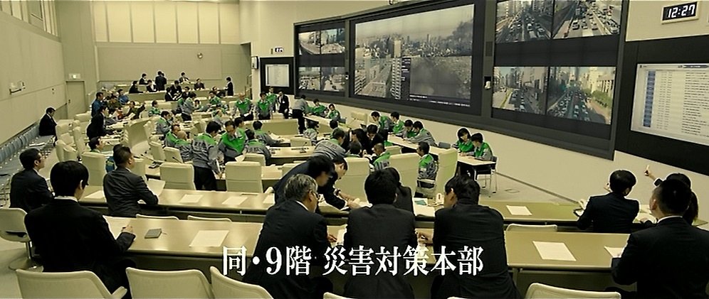 ggrasperZX's tweet photo. 『シン・ゴジラ』は、政府や都庁の実際の防災施設を使用しての撮影があったが、エキストラで説明されたのは

万一、地震等、本当に災害が発生した時は施設から即座に退去する！

備え付け電話は本当に政府機関に繋がってしまうので絶対に触れない！

それだけでも緊迫した雰囲気！
#シン・ゴジラ10周年 

因みに撮影用のノートPCと電話は別に用意された。