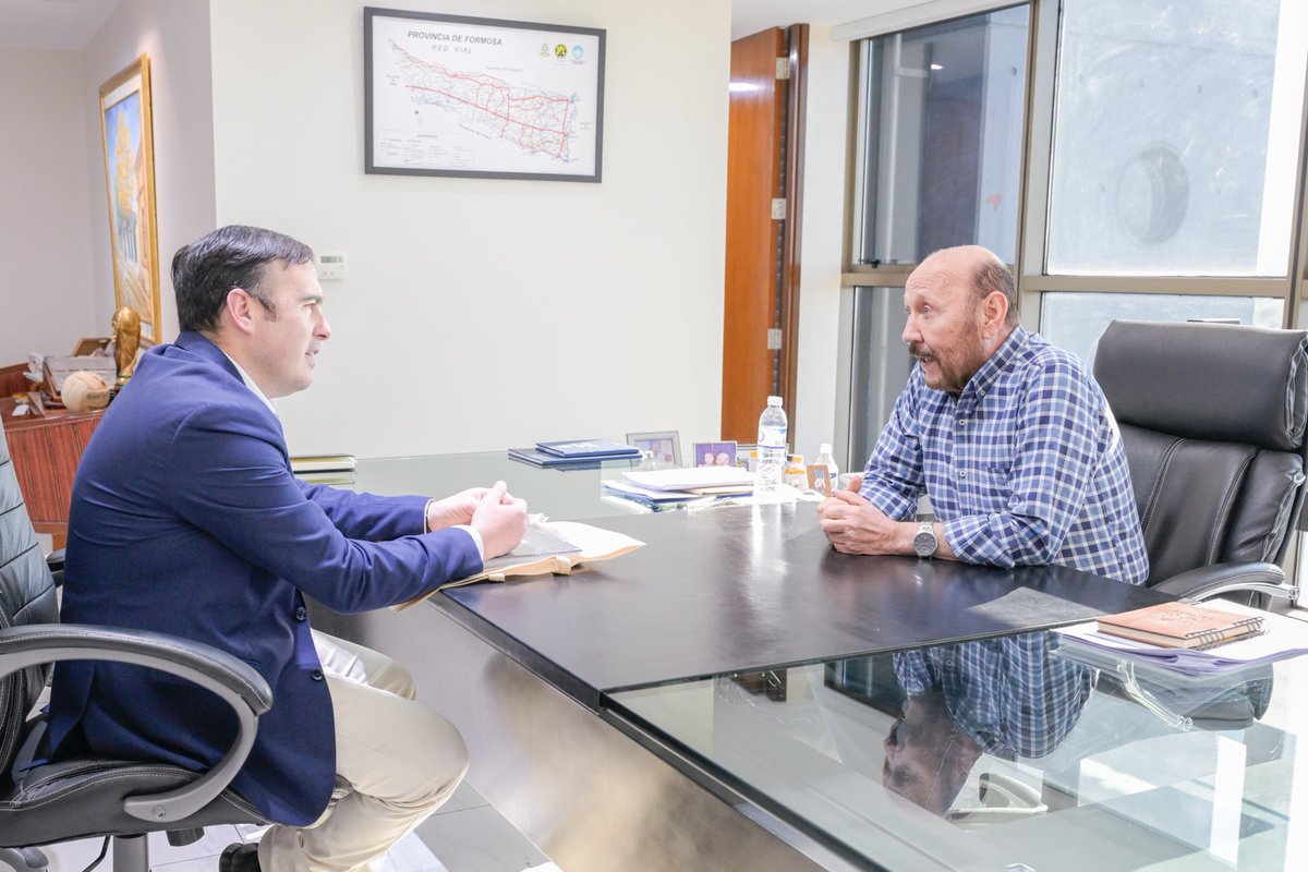 insfran_gildo's tweet photo. REUNIÓN CON EL INTENDENTE DE EMPEDRADO

Hoy recibimos en Casa de Gobierno al intendente de Empedrado, Fernando Echeverría, con quien mantuvimos una reunión de trabajo para dialogar sobre temas de interés común e intercambiar visiones sobre la realidad política, social y económica del país y la región.

Sostenemos el compromiso de seguir fortaleciendo el diálogo y el trabajo conjunto para avanzar en cuestiones relevantes para el desarrollo regional.

#TodosUnidos #Formosa