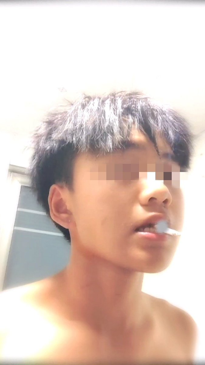 qEahd5xVgb25218's tweet photo. 傻逼直男，给手机里的“姐姐”展示自己引以为傲的屌 https://t.co/kHpRnnll3H