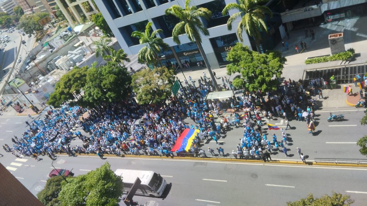 INDIURBANEJA's tweet photo. Realpolitk. El movimiento aspirante a partido Vente Venezuela comienza su ensayo para calentar calles. Pagaron unos miles de dólares en movilizadores, no llenan media cuadra. 

Pd: no se molesten, solo informo. https://t.co/D1m6GVDkvt