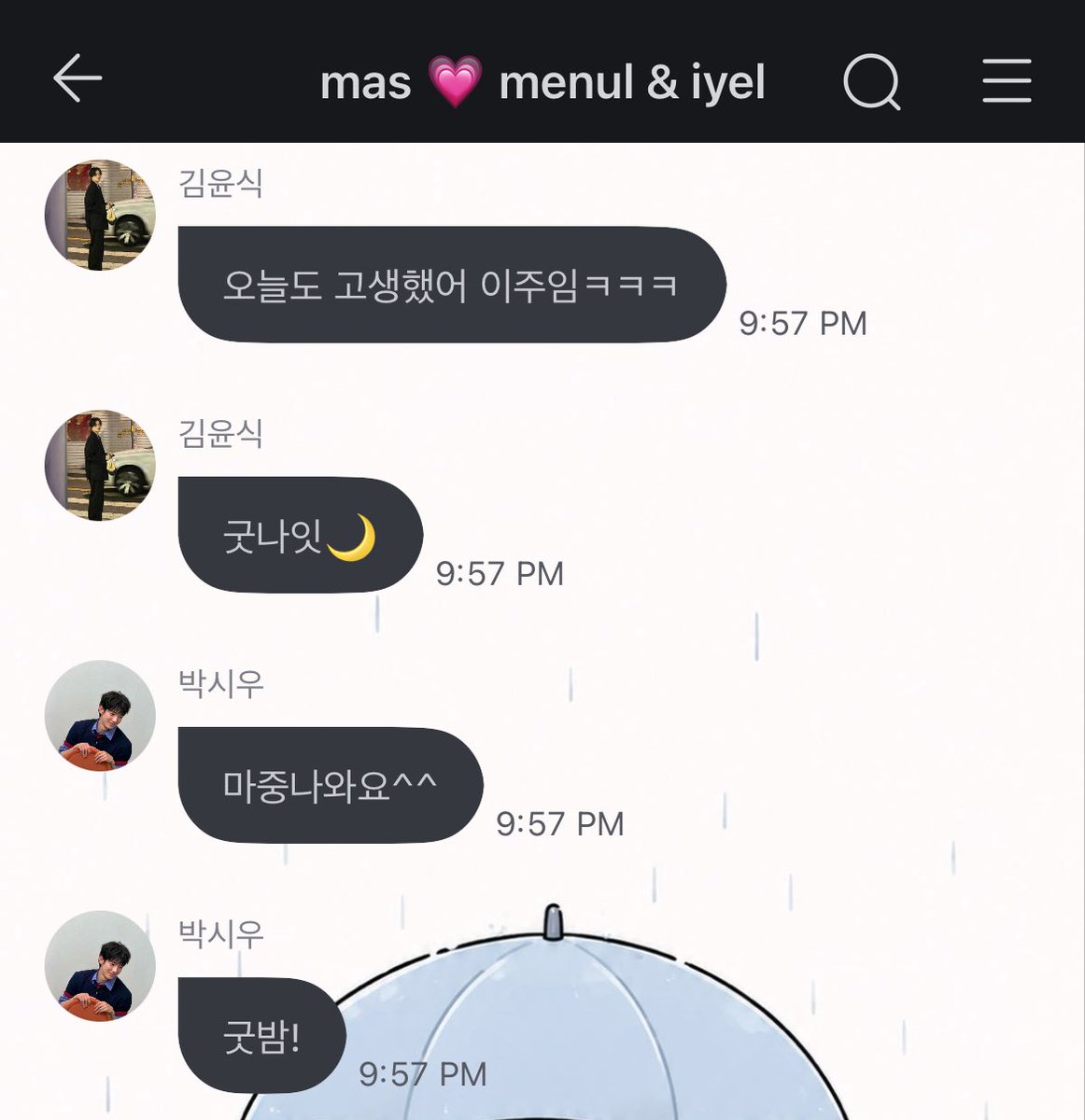 iyeltobeli's tweet photo. #masmenul [280726] 

menul besok balik korea, minta dijemput mas 🙂‍↕️

🐶: wkwkwkwkwk, siwoo bilang nggak ngasih izin ges~~~ wkwkwk
🐶: kayaknya fakta kalo aku tidur jam 12 malam udah jadi rahasia umum sedunia deh… wkwkwkwk 
🐰: lol bahkan orang tuaku juga tahu kok wkwk
🐶: park shu akhirnya besok balik ke Korea!!!!
🐶: nice~ (mas kesenengan akhirnya ketemu menul)
🐶: hari ini kamu juga udah kerja keras ya asisten lee wkwkwk
🐶: gutnait🌙
🐰: jemput aku ya ^^ (eakkkkkkk)
🐰: met bobo! 

bisa kali bikin vlog “dijemput ayang setelah 3 hari ldr” mesra gitu 🙂‍↕️