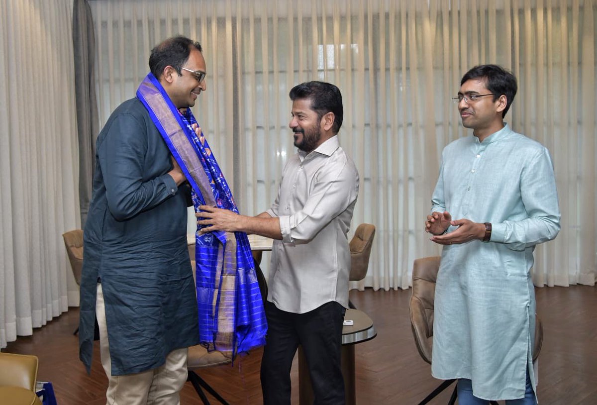 TelanganaCMO's tweet photo. ఢిల్లీ: అత్యాధునిక సాంకేతిక పరిశ్రమలు, స్టార్ట‌ప్‌ల ఏర్పాటుకు అనుకూల వాతావ‌ర‌ణం కల్పించేందుకు తెలంగాణ ప్రభుత్వం కట్టుబడి ఉందని ముఖ్యమంత్రి శ్రీ @revanth_anumula గారు అన్నారు. స్కైరూట్ ఏరోస్పేస్ సహ వ్యవస్థాపకుడు, ముఖ్య కార్యనిర్వహణ అధికారి (సీఈఓ) @PawanKChandana గారు, సహ వ్యవస్థాపకుడు, ముఖ్య నిర్వహణ అధికారి (సీఓఓ) @bharathdaka గారు ఢిల్లీలో ముఖ్యమంత్రి గారిని మ‌ర్యాద‌పూర్వ‌కంగా క‌లుసుకున్నారు.

🚀భారతదేశంలోనే ప్రైవేటు రంగం అభివృద్ధి చేసిన తొలి ఆర్బిటల్-క్లాస్ ప్రయోగ వాహనం #Vikram1 ను విజయవంతంగా ప్రయోగించిన తీరును వారు ముఖ్యమంత్రి గారికి వివరించారు. ఈ విజయంతో అమెరికా, చైనా తర్వాత ప్రైవేటు రంగం ద్వారా ఆర్బిటల్ ప్రయోగ సామర్థ్యాన్ని సాధించిన ప్రపంచంలోని మూడో దేశంగా భారత్ నిలిచిందని తెలిపారు.

🚀సమావేశంలో తెలంగాణలో వేగంగా అభివృద్ధి చెందుతున్న ఏరోస్పేస్, అంతరిక్ష సాంకేతిక రంగాల పురోగతి, ఆవిష్కరణలు, అధునాతన తయారీ, పరిశోధన-అభివృద్ధి (ఆర్ అండ్ డీ), ప్రభుత్వం–ప్రైవేటు అంతరిక్ష పరిశ్రమల మధ్య సహకార అవకాశాలపై చర్చ జరిగింది.

🚀ఈ సందర్భంగా @SkyrootA వ్యవస్థాపకులను ముఖ్యమంత్రి గారు అభినందించారు. వారు సాధించిన విజ‌యం భారతదేశాన్ని ప్రపంచ అంతరిక్ష రంగంలో మరింత ఉన్నత స్థాయికి తీసుకెళుతుంద‌ని ప్రశంసించారు. #SkyrootAerospace #Telangana
