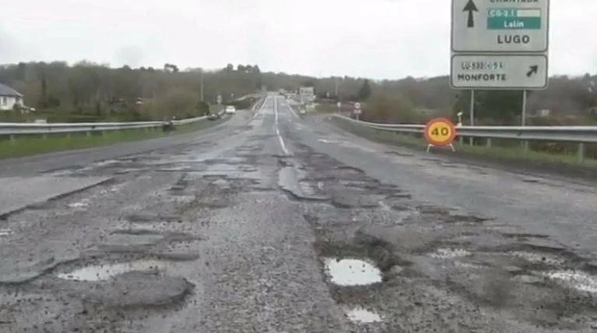 veintimillapie's tweet photo. Óscar Puente reduce la inversión en carreteras un 97%, pese al deplorable estado que se encuentran, que según  los expertos las sitúan ya en su peor momento desde los años 80 del siglo pasado. https://t.co/LKU3ME4Xez
